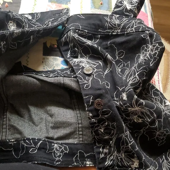 White House Black Market Black and White Floral Top - Picture 5 of 5